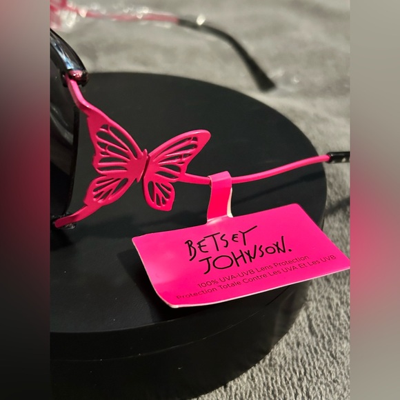 BETSEY JOHNSON AUTHENTIC UVA/UVB SUNGLASSES/NWT & DUST BAG/BUTTERFLY ACCENTS - Picture 5 of 6